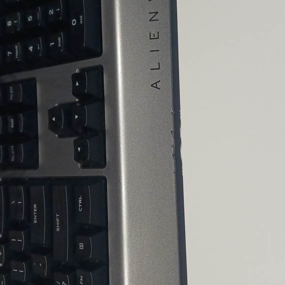 Alienware - AW568 Full-Size Gaming Keyboard - Picture 10 of 12